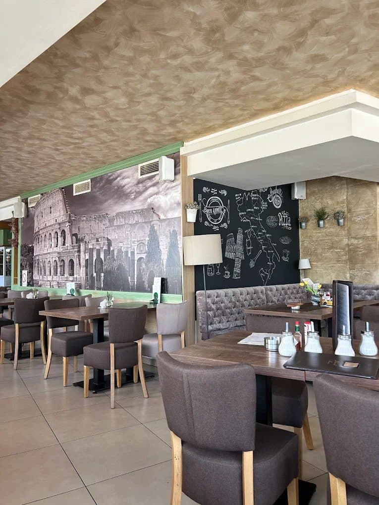 Sala sa muralom Koloseuma i zelenim ramovima