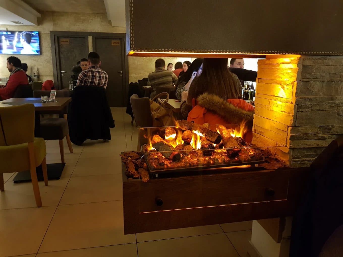 Kamin u sali na spratu, upaljena svetla uveče